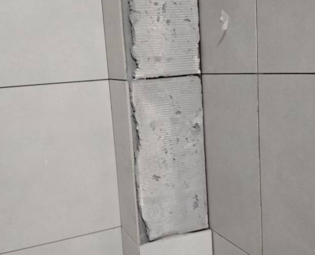 子长瓷砖空鼓维修公司分享下瓷砖施工前基层浇水润湿程度不足，可能导致以下问题