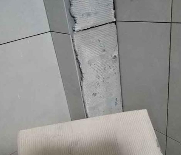 子长瓷砖空鼓维修公司分享下厨房瓷砖脱落的补救措施。